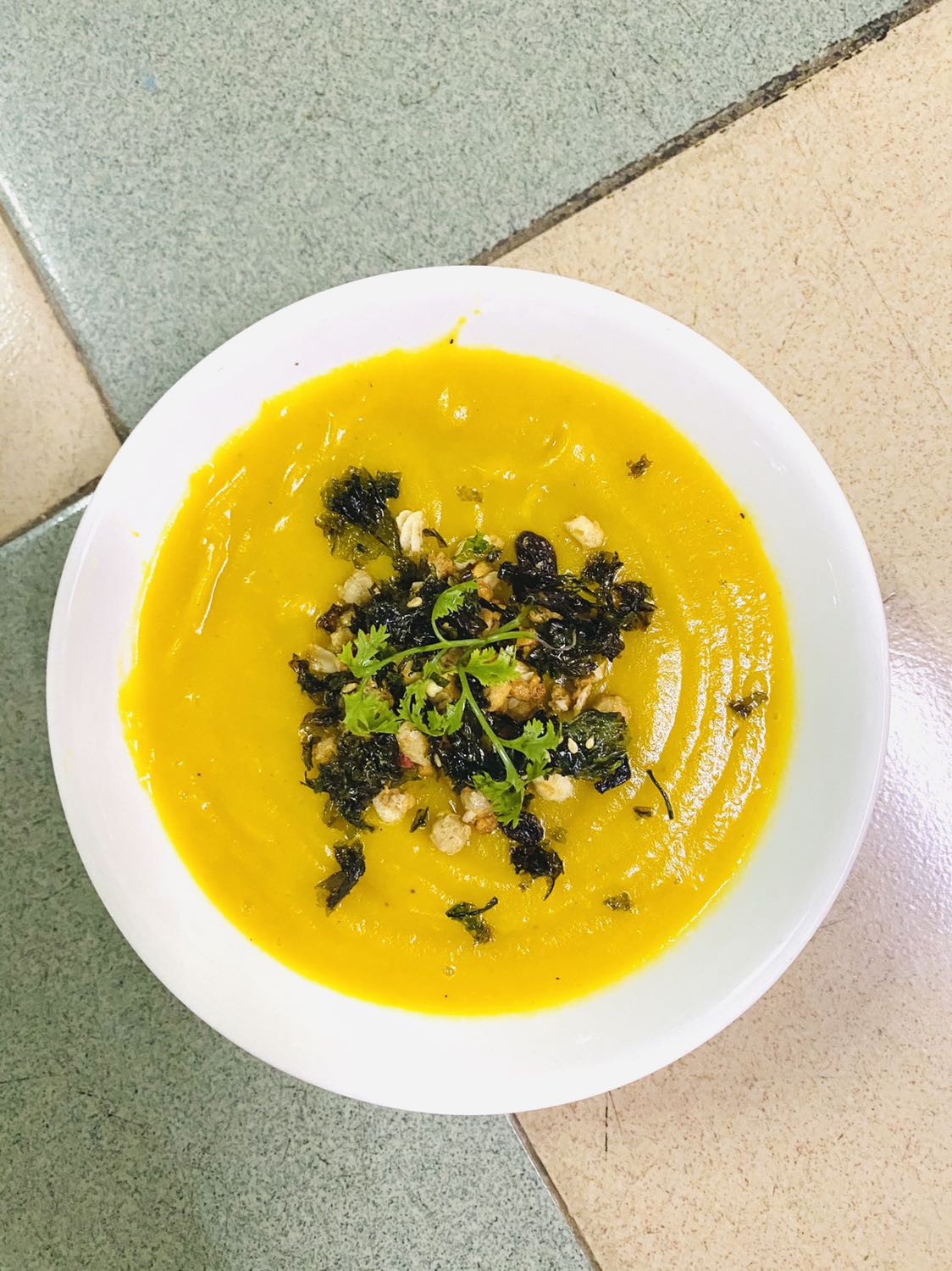 Hàng đóng gói rất đẹp. Quả nhiên người bán đã gửi gắm rất nhiều tâm tư và tình cảm trong lúc gói hàng. Hộp không có dấu hiệu bị móp, chứng tỏ bộ phận vận chuyển đã nâng như nâng trứng, hứng như hứng hoa. Xin nghiêng mình cảm ơn vì tất cả.