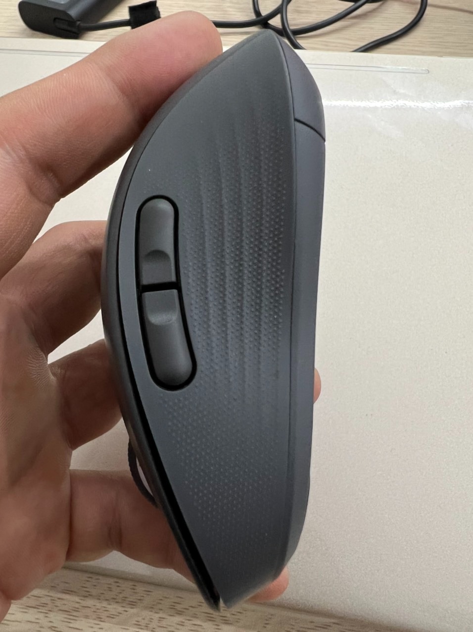 Ngoại quan: Sản phẩm có ngoại quan tương đối giống với mô tả, sản phẩm chính hãng có vỏ hộp như trong hình. Chuột màu đen, chạy bằng pin.
Xuất xứ: Thương hiệu Logitech của Hong Kong. 
Sản xuất: Tại China anh hùng. 
Chất lượng: Chuột được làm chủ yếu bằng chất liệu nhựa, 2 bên hông của nhựa làm bằng cao su cho cảm giác êm ái và cầm nắm chắc chắn. Chuột hoạt động bằng USB hoặc Bluetooth, có 2 nút bên hông trái của chuột giúp tùy chỉnh tùy ý, chuột click rất êm k tạo ra tiếng ồn, chuột di nhạy và nhanh.
Đóng gói: Sản phẩm được đóng gói ổn.
Thời gian giao hàng: Thời gian đặt hàng từ 11:47, Thứ sáu 25-*** đến 10:59, Thứ hai 28-*** sản phẩm đã được giao đến. 
Thái độ nhân viên giao hàng: Ổn, chịu hợp tác với tôi trong việc giao hàng. 
Giá sản phẩm: Giá sản phẩm tương đối hợp lý và được miễn phí ship. 
Tổng quan: Sản phẩm phù hợp với những ai muốn sử dụng hàng chính hãng với một giá tiền và chất lượng sản phẩm tương đối. Bên cạnh đó, thời gian và dịch vụ giao hàng ổn. Cảm ơn mọi người đã đọc.