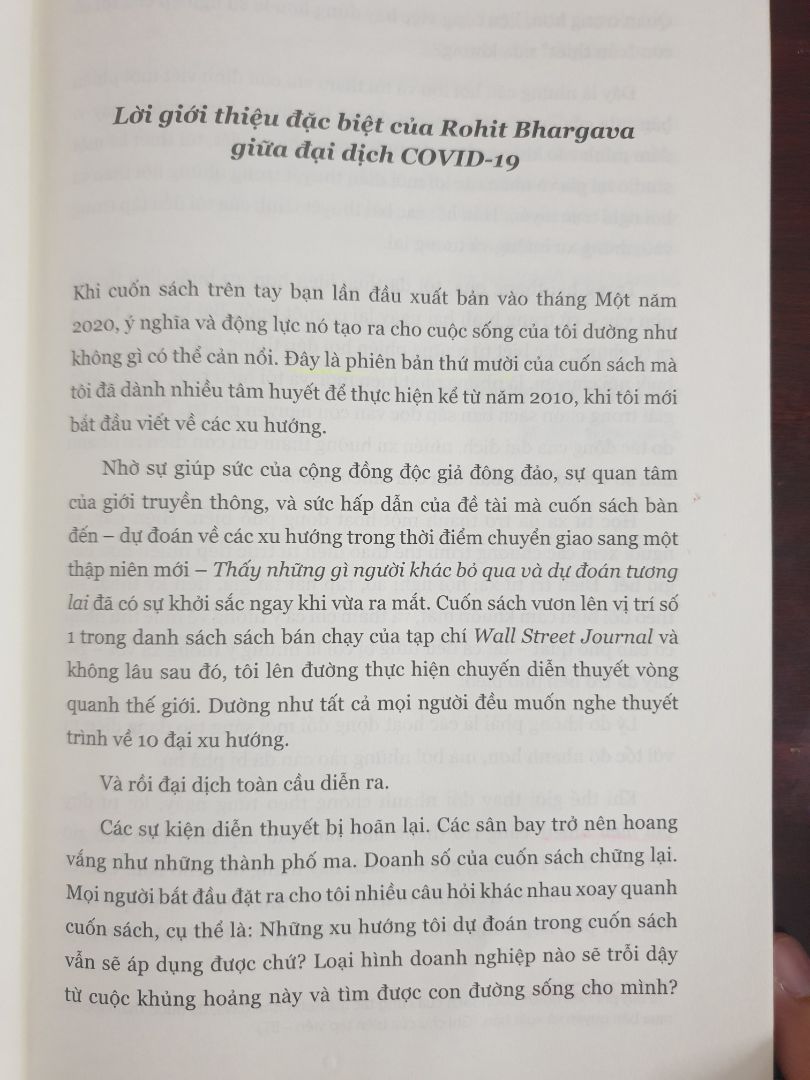 Khi thế giới đang đứng trước những thay đổi mạnh mẽ do tác động của đại dịch Covid-19 thì lối tư duy phi hiển nhiên càng trở thành nhu cầu cấp thiết hơn bao giờ hết. Tác giả là người có nhiều kinh nghiệm trong viết về Xu hướng, bằng trứng rõ nét đây là phiên bản thứ 10 của cuốn sách kể từ năm 2010. Có nghĩa trong mỗi năm tác giả đều có các nhận định khá chính xác về xu hướng trong thời gian tiếp theo. Có thể sự thể hiện, gọi tên đó chưa được rõ nét hoặc chính xác nhưng cũng là thành quả to lớn của tác giả. Thể hiện cái nhìn xa của tác giả về tương lai.