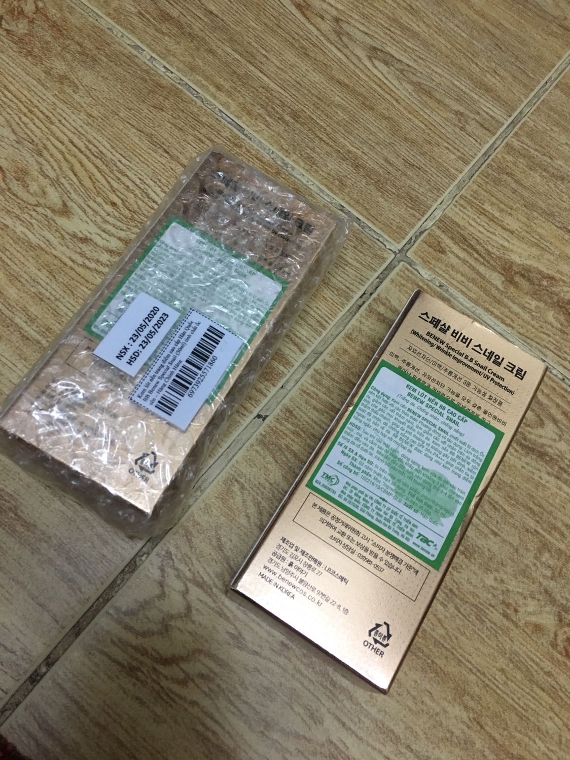 Dùng tốt, trang điểm nhẹ. Date xa tít tắp. M nghĩ những bạn nào cần che khuyết điểm điểm nhiều thì nên mua kem nền nhé chứ đừng mua kem BB rồi than ko che phủ dc khuyết điểm nè !!!! Vì kem BB bao gồm dưỡng da chống nắng nữa nên tất nhiên không che phủ perfect như kem nền ròi
Nhưng mà b nào thích make up tự nhiên thì nên dùng BB nhé vì BB rất tiện ko phải bôi nhiều lớp. 
Tiki giao hàng rất nhanh mình đặt tối qua sáng nay có liền... Nhanh như 1 cơn gió ý
Gói hàng cẩn thận. SP về tay mình nguyên vẹn không méo mó. Mình mua 2 tuyp này nhờ mã giảm giá nên dc thêm tai nghe Sony ý love love ♥️♥️??
Sẽ ủng hộ tiki nữa nè.....