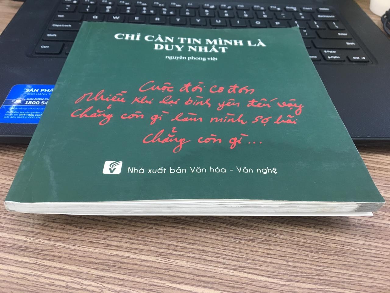 Sách ko có bao bì, bị ố vàng do đã từng thấm nước, cong vênh trầy xước. Đựng trong 1 thùng giấy lớn mà ko có chèn chặn gì. Lần thứ 2 order hàng trên Tiki mà nhận được sản phẩm đóng gói tệ. Thất vọng!!!