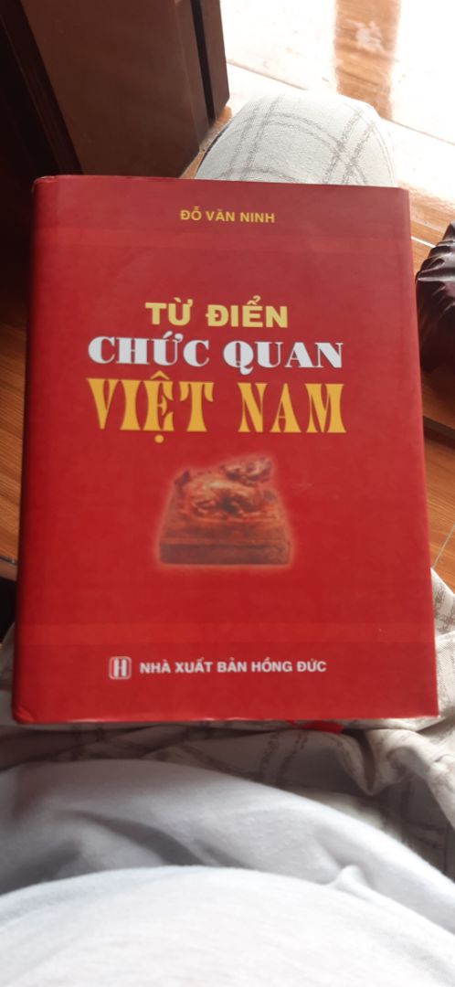 Căn bản tốt! In ấn sắc nét, liên kết giữa các trang và gáy sách chắc chắn. Hình thức bìa đẹp, tuy có chút không phẳng phiu do thời gian hoặc vận chuyển. Bên bán khi đóng gói thì cẩn thận nhưng chịu khó "tận dụng" bao bì..Thời gian giao nhanh, nhân viên giao thân thiện.
