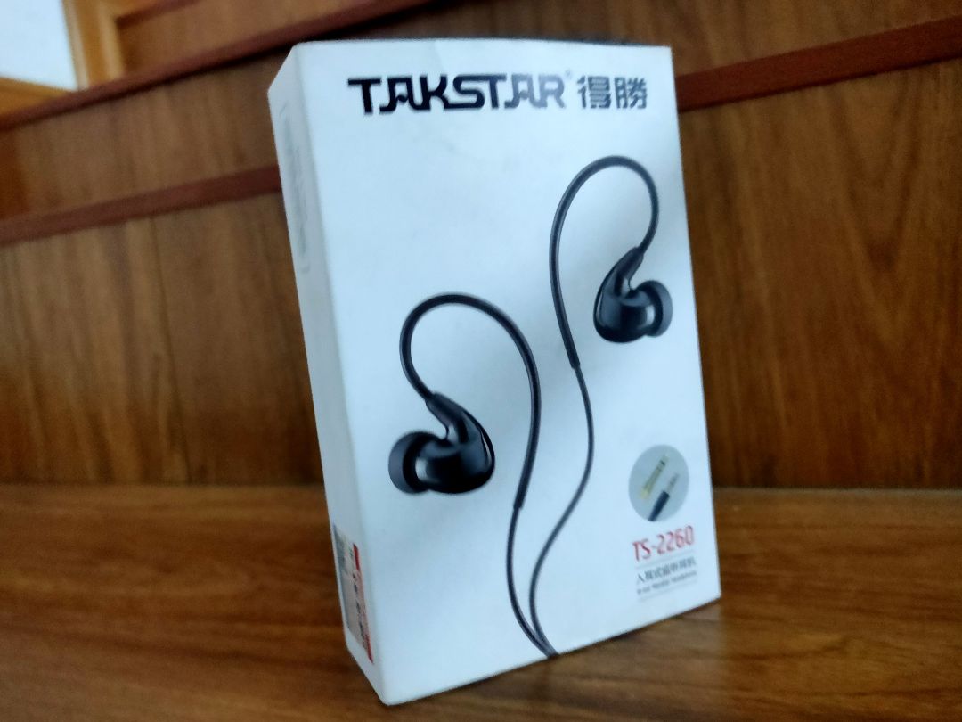 hàng chuẩn công ty, tem mác đầy đủ, kiểm tra độ nhạy, âm bass, âm trét tốt, với tầm giá này là quá ưng, có điều con tai nghe này không có mic