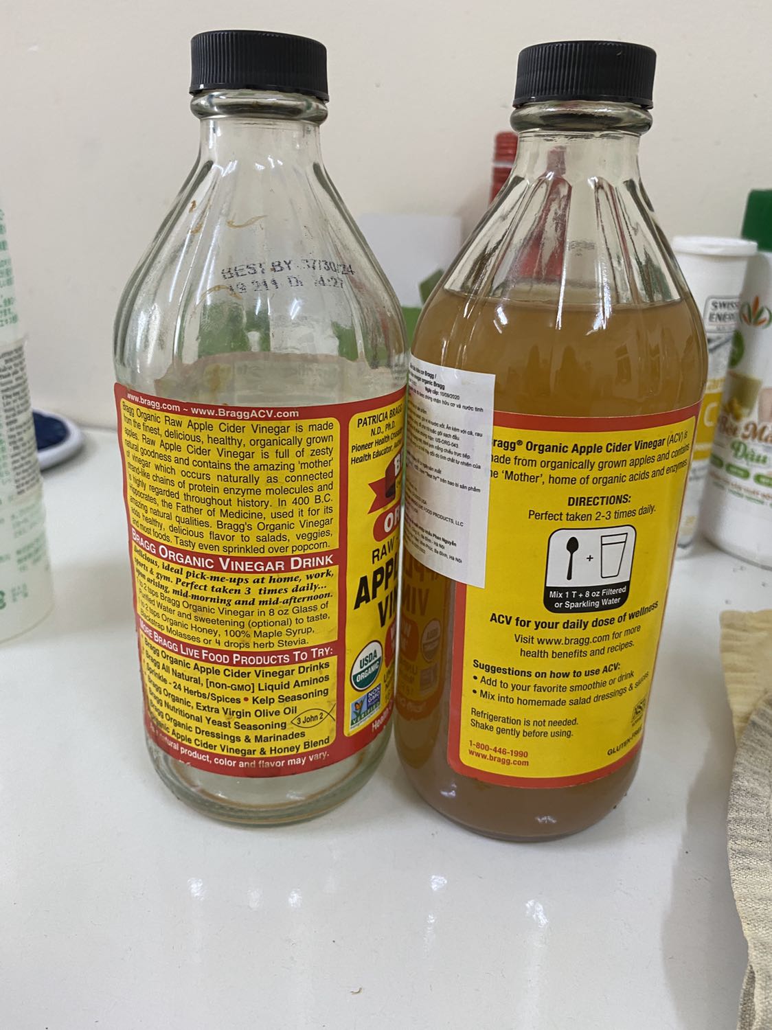 Mẫu mã khác có thể là khác lô sản xuất nhưng điều khiến mình phân vân nhất là giấm trong và ko có con giấm như chai cũ của mình. Trước mua shop khác thấy shop này organic với lượt mua nhiều nên mua thử. Giờ chả biết làm sao