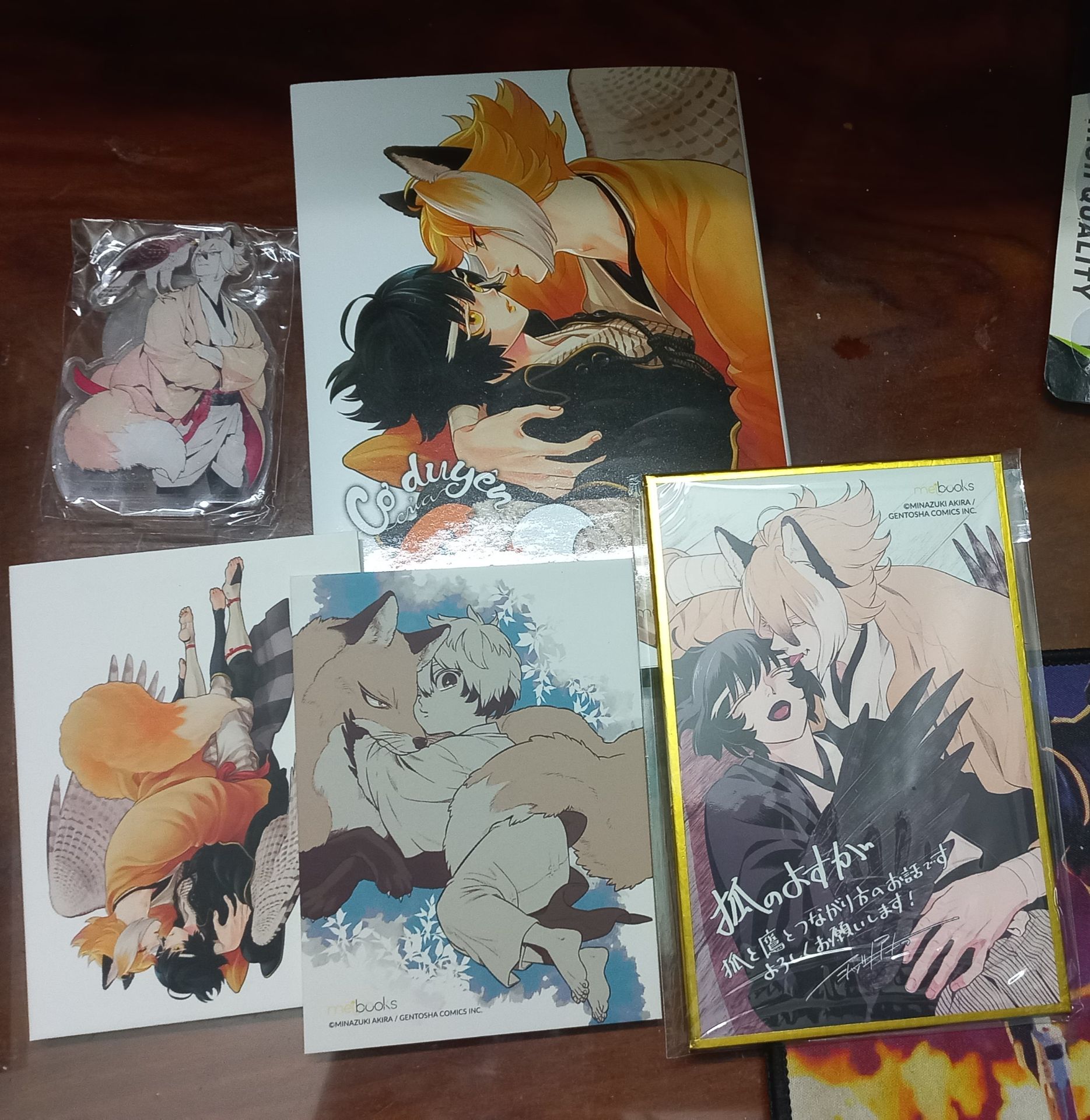 đẹp quáaaa, còn poster nữa mà lười chụp. Xinh lắm chùi ui. Bái phục mấy anh shipper của tiki ghê gớm=))) sách ko hề có 1 miếng chống sốc hay j luôn, chỉ có 1 bọc nilong bọc lại thôi=)) mà ko hề df hay dập sách j hết á=))) ảo ghê