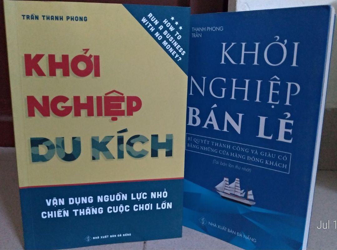Vẫn là nét văn rất đời thực, xúc tích, hài hước của một con người đầy năng lượng

Đây là cuốn sách thứ 2 của tác giả mà mình có dịp đọc. Nếu như ở cuốn "khởi nghiệp bán lẻ" tác giả truyền cảm hứng cho các bạn muốn khởi nghiệp thì ở cuốn sách này tác giả đã đúc kết kinh nghiệm của mình có đào sâu nghiên cứu bài bản để đưa ra một giải pháp, một công thức phổ quát cho các startup để có thể tồn tại và phát triển trong thị trường đầy cạnh tranh ngày nay.

Rất tiếc rằng 2 cuốn sách này mình đọc không cùng một thời điểm. Ở cuốn đầu tiên, đọc xong hứng lên mình đã "đóng thuyền ra khơi" tuy nhiên cách đóng thuyền bài bản tác giả lại chỉ ra trong cuốn thứ 2 này, cách lần xuất bản cuốn đầu tiên cả năm trời. Nên thuyền mình đi chưa được bao xa bị sóng đánh chìm mất rồi. Nhưng dù sao cũng cảm ơn tác giả, qua các bài học kinh nghiệm tác giả chia sẽ, thật sự mình đã tự gây dựng một business cơ bản từ ban đầu và đưa vào hoạt động chỉ trong 3 tháng với một nguồn lực tinh gọn nhất. Nên thất bại đầu tiên, cũng không quá lớn so với bài học và trải nghiệm mình thu được và chẳng nhằm nhò gì đối với các thất bại đầu đời của tác giả.

Một điều nữa đối với mình khi đọc cuốn sách thứ 2 này là cảm nhận phần kết "bí mật của thành công" chưa "phê" bằng cuốn đầu tiên. Nếu như ở cuốn đầu tiên, lời kết đầy bất ngờ và hài hước thì ở cuốn thứ 2 giọng văn hơi hàn lâm và thiếu đi nét dí dỏm đặc trưng của tác giả.

Sau cùng, cảm ơn tác giả đã có những tác phẩm truyền cảm hứng và chia sẻ những kinh nghiệm quý báu góp phần xây dựng cộng đồng khởi nghiệp ở Việt Nam ngày càng bền vững và phát triển. Hy vọng trong thời gian tới tác giả tiếp tục cho ra đời nhiều tác phẩm thú vị và bổ ích như vậy nữa.