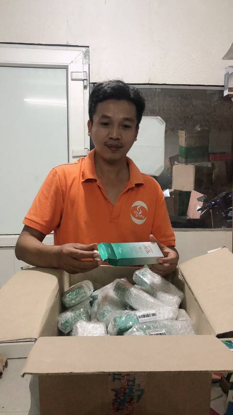 Cty nhân viên nữ thì đông, hôm trước 8/3 có mua tặng nhân viên kem chống nắng mà bạn nào cũng ưng. Nay thấy shop sale như giá sỉ nên mua hẳn 1 thùng tặng chị em. Mình con trai cũng dùng luôn. Thấy chị em cty khen quá, lại đang mùa hè nên lấy số lượng. Hàng quá sịn sò luôn, giao nhanh thần tốc, đóng gói cẩn thận. Cho shop 5*