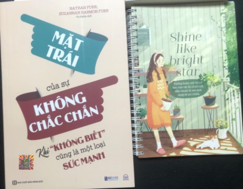 Sách bản quyền, mới 100%. Bìa đẹp. Chất lượng in trung bình. Card đánh dấu trang làm quá ngắn.