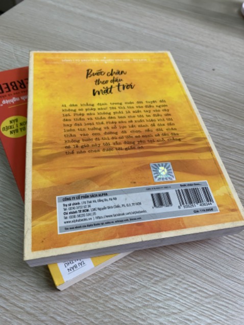 Đóng gói cẩn thận. Tuy nhiên sách quá có vẻ để trong kho quá lâu nên nhìn cũ và dơ quá.
