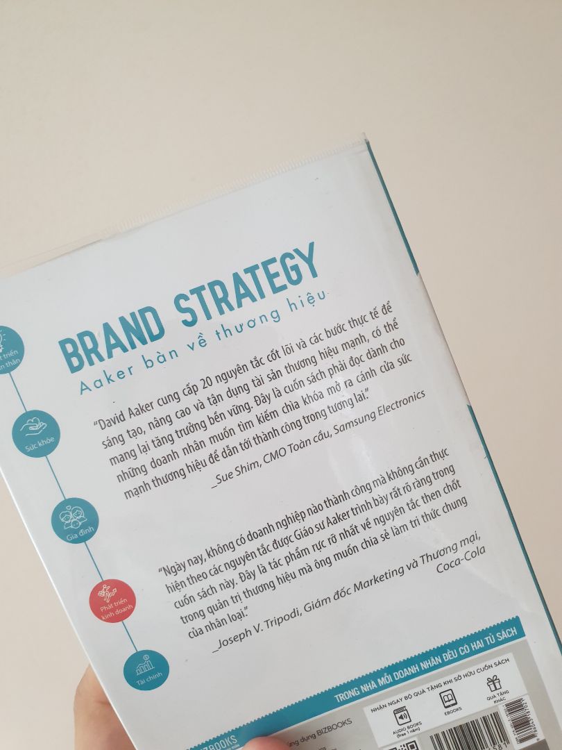 Sách bàn về thương hiệu, nhiều bài học thực tế. Sách giấy màu ngà, đọc không mỏi mắt. Tiki giao hàng nhanh, bọc bookcare đẹp.
