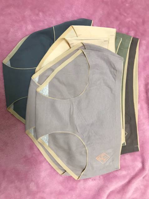 Mặc thấy vừa vặn, đúng khoảng cân nặng mà shop tư vấn. Quần có thiết kế ổn, màu sắc hài hòa, chất liệu cotton thấm hút rất tốt khiến người mặc không bị khó chịu.