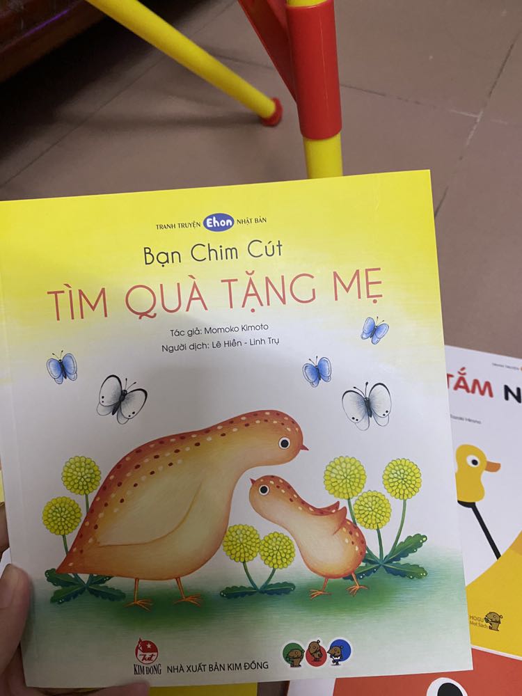 cuốn này hỏi con rất thích vì tìm được những điểm bé tí trong sách, màu sắc rực rỡ đeph