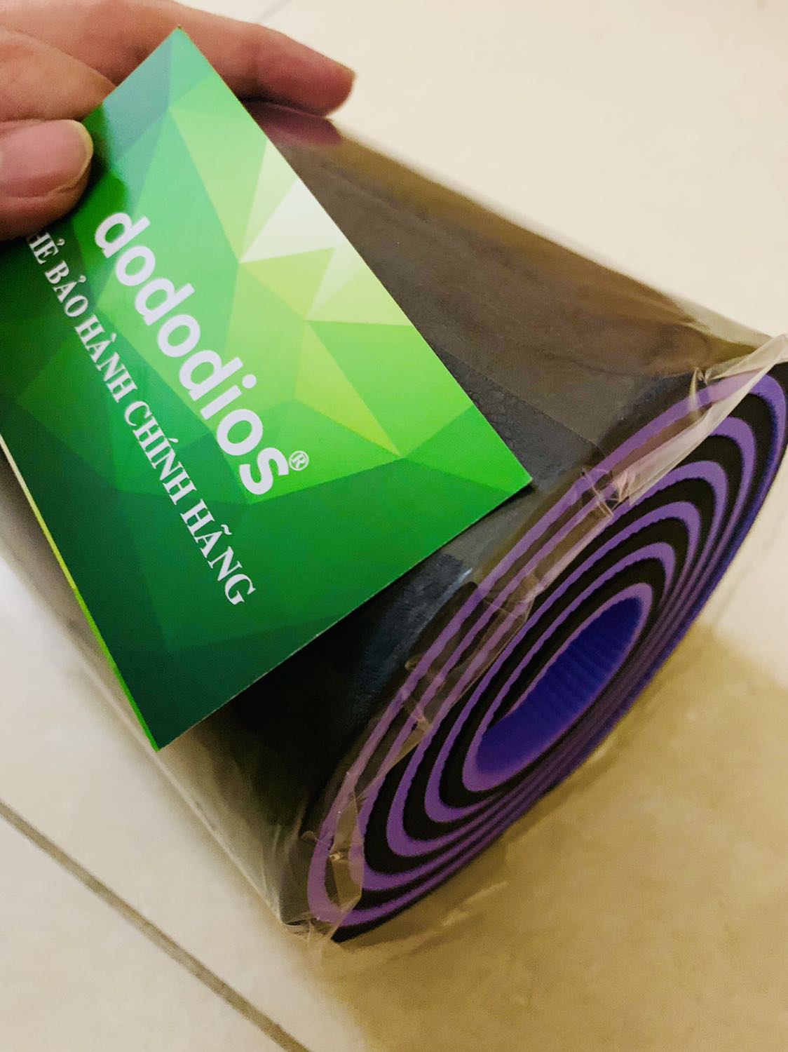 Thảm êm, dày dặn được tặng ca túi đựng và dây buộc rất tiện. Mỗi tội ship nhanh quá nên lần thứ nhất giao không có ai ở nhà may quá lần thứ 2 mới thành công nhân hàng. Suýt nữa không có cái gì để tập
Shop này được cái chăm sóc khách hàng rất có tâm nên thấy ổn áp nên mua