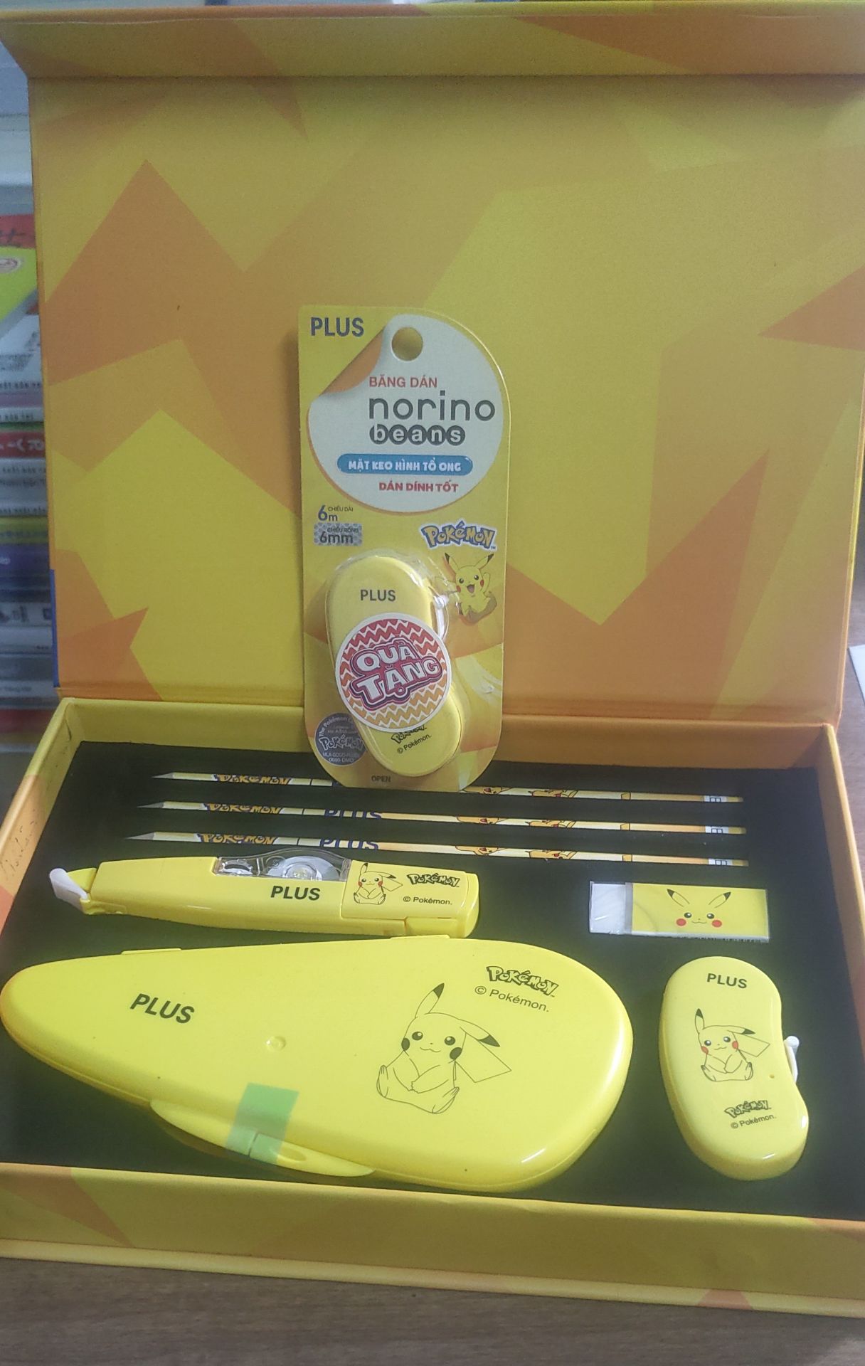 Hộp bút rất dễ thương. Giá hơi chát nhưng chất lượng tốt, giao hàng nhanh. còn có quà kèm theo nữa.