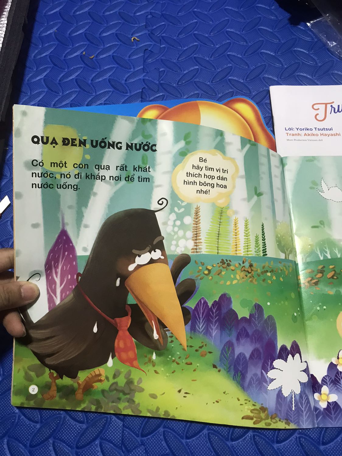 Shop đóng gói cẩn thận. Sách in màu bìa bóng. Khổ to. Gồm 3 câu chuyện Quạ uống nước trong bình. Cô bé quàng khăn đỏ!va 1 truyện nữa mình quên rồi. Toàn truyện kinh điển. Sale 12k. Hình vẽ dễ thương. Kèm theo 2 trang hình dán siêu yêu