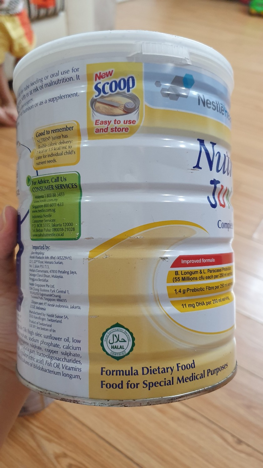 Tôi mua 2 hộp sữa thì 1 hộp tình trạng bề ngoài không được mới. Thân hộp bị trầy xước, viền đáy hộp bị gỉ sét, trên nắp hộp không có tem thông tin sản phẩm mà còn có vết giày bẩn in trên nắp nhựa của hộp. Tuy date vẫn còn đến ***. Nhưng bề ngoài sp như vậy khiến tôi không hài lòng. Tôi mua 2 hộp sữa thì 1 hộp tình trạng bề ngoài không được mới. Thân hộp bị trầy xước, viền đáy hộp bị gỉ sét, trên nắp hộp không có tem thông tin sản phẩm mà còn có vết giày bẩn in trên nắp nhựa của hộp. Tuy date vẫn còn đến ***. Nhưng bề ngoài sp như vậy khiến tôi không hài lòng.