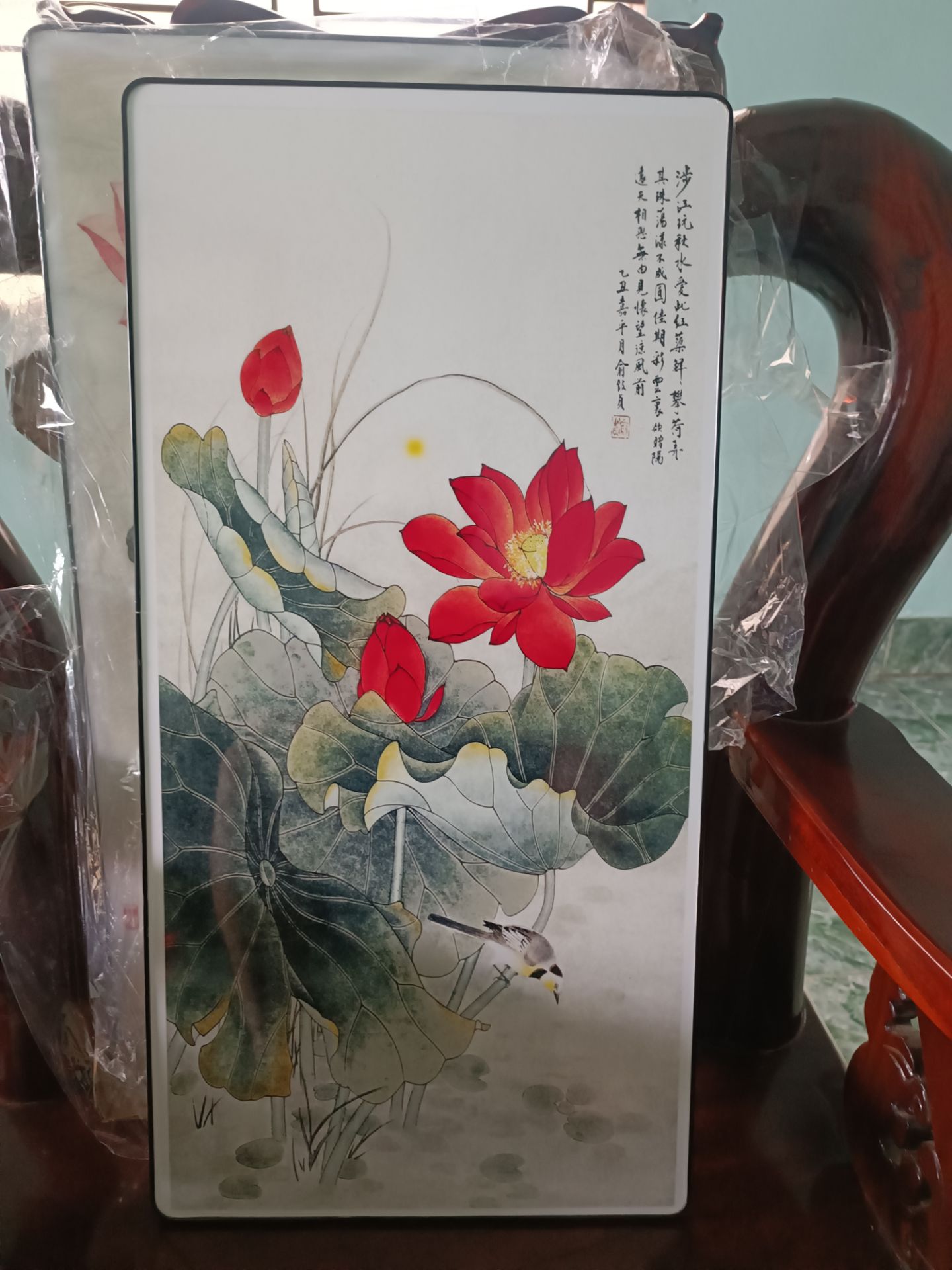 Treo đầu dê bán thịt ***, tranh bằng nhựa, màu sắc nhạt. Giá như vậy là quá đắt