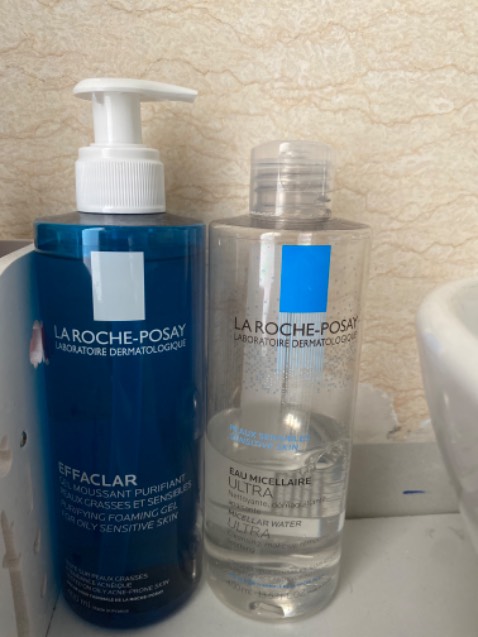 Sữa rửa mặt này mình dùng nhiều rồi. Mấy lần trước mua ở nhà thuốc dạng tuýp. Sử dụng cũng được 3 tuýp thấy ok nên yên tâm đặt mua chai lớn này.
Mùi nhẹ nhàng, dễ chịu, rửa mặt sạch vô cùng.