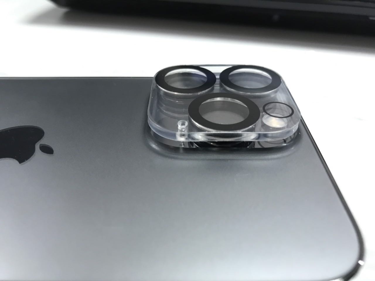 không ốp vừa camera, bị hở 1 khoảng rất xấu và dễ rớt. shop và tiki thu hồi sản phẩm giúp mình. cám ơn