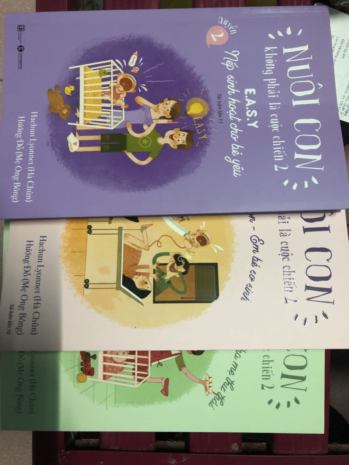 Nuôi con chưa bao giờ là điều dễ cả, chúng ta ko thể nuôi con bằng cái đầu rỗng, chính vì thế mà tui đã tìm mua sách Nuôi con không phải là cuộc chiến trên Tiki, gặp ngay lúc Hội sách 2020 nên tui mua dc giá giảm 50%, sách giấy rất đẹp, nội dung sách hay, t nghĩ mỗi cha mẹ nên có 1 bộ sách này gối đầu để hiểu và chăm sóc con một cách khoa học và thư thái.