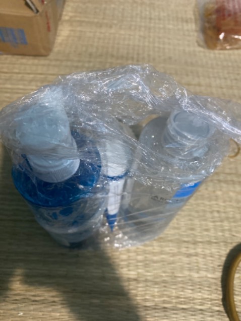 Mình có đặt 2 sp của shop gồm sữa rửa mặt và nước tẩy trang trị giá 780k có quà tặng của hãng kèm theo gồm 2 tuýp sữa rửa mặt và 1 chai nước tẩy trang nhỏ nhưng khi nhận đc sp thì như hình. Đã thế đóng gói sp thì quá sơ sài. Không biết do vô tình hay cố ý mà shop đã bớt quà tặng đi. Không những vậy nhìn hàng k đc chất lượng khi đóng gói đây là sự thiếu tôn trọng người mua. Quá thất vọng