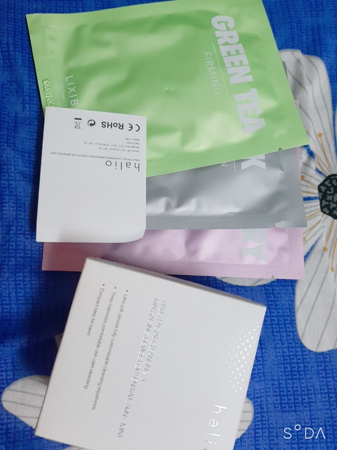 Giao nhanh. Đóng gói cẩn thận. Máy xinh xinh, nhỏ gọn cầm vừa lòng bàn tay. Màu xanh mình rất thích. Có sách hướng dẫn khá chi tiết. Tặng kèm 3 gói mask. Trưa nhận tối *** thử ngay thì thấy máy chạy tốt, 3 cấp độ rung vừa vặn da nhạy cảm, lông mềm rất thích. Sau khi sd thấy da sạch sáng, không đau rát hay có biểu hiện lạ. Mong thời gian dài sd sẽ giúp da mình cải thiện tình trạng da mụn, sần sần do da dơ sau khi ra ngoài về.