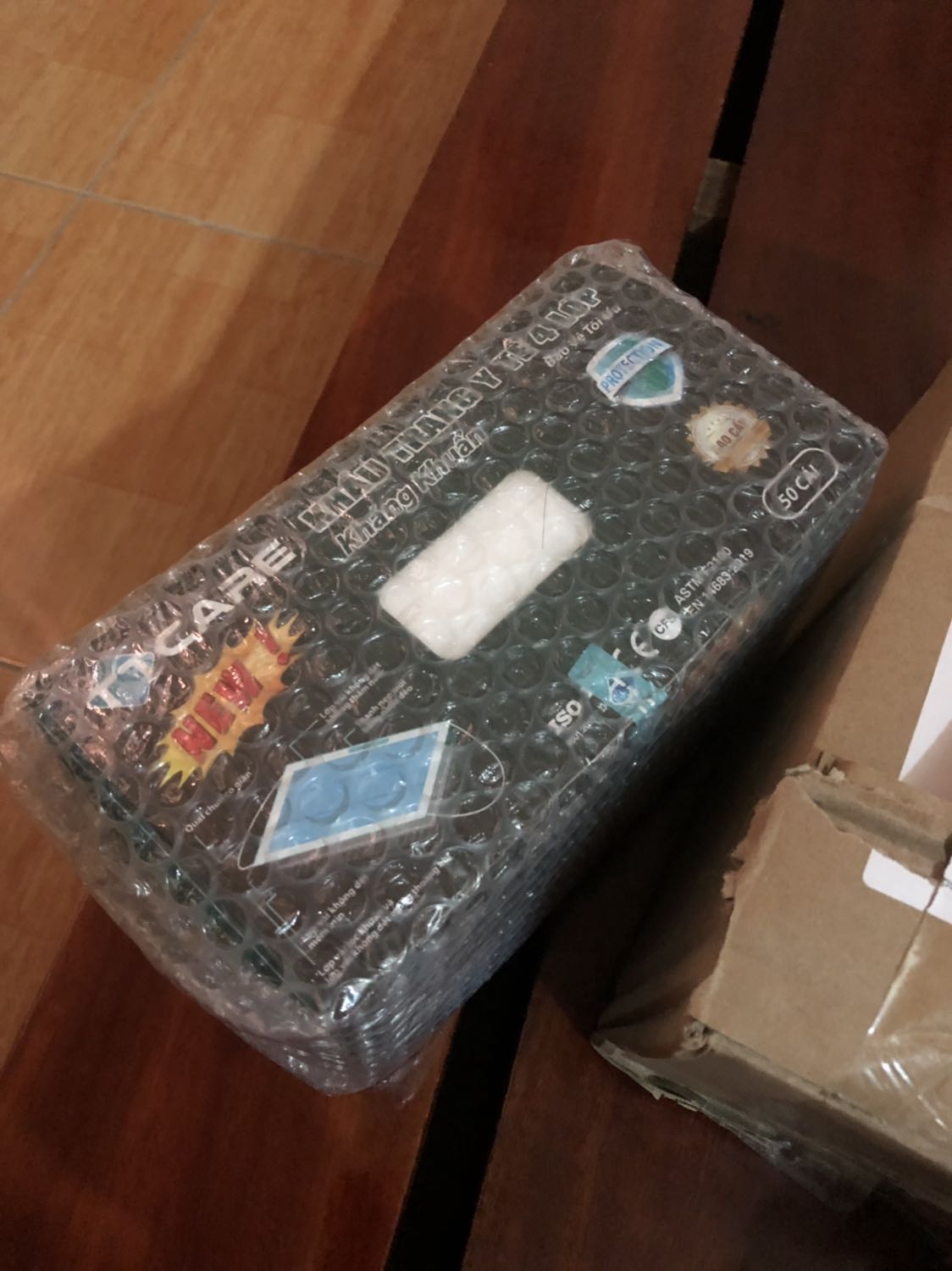 Đặt mài dao mà giao khẩu trang y tế