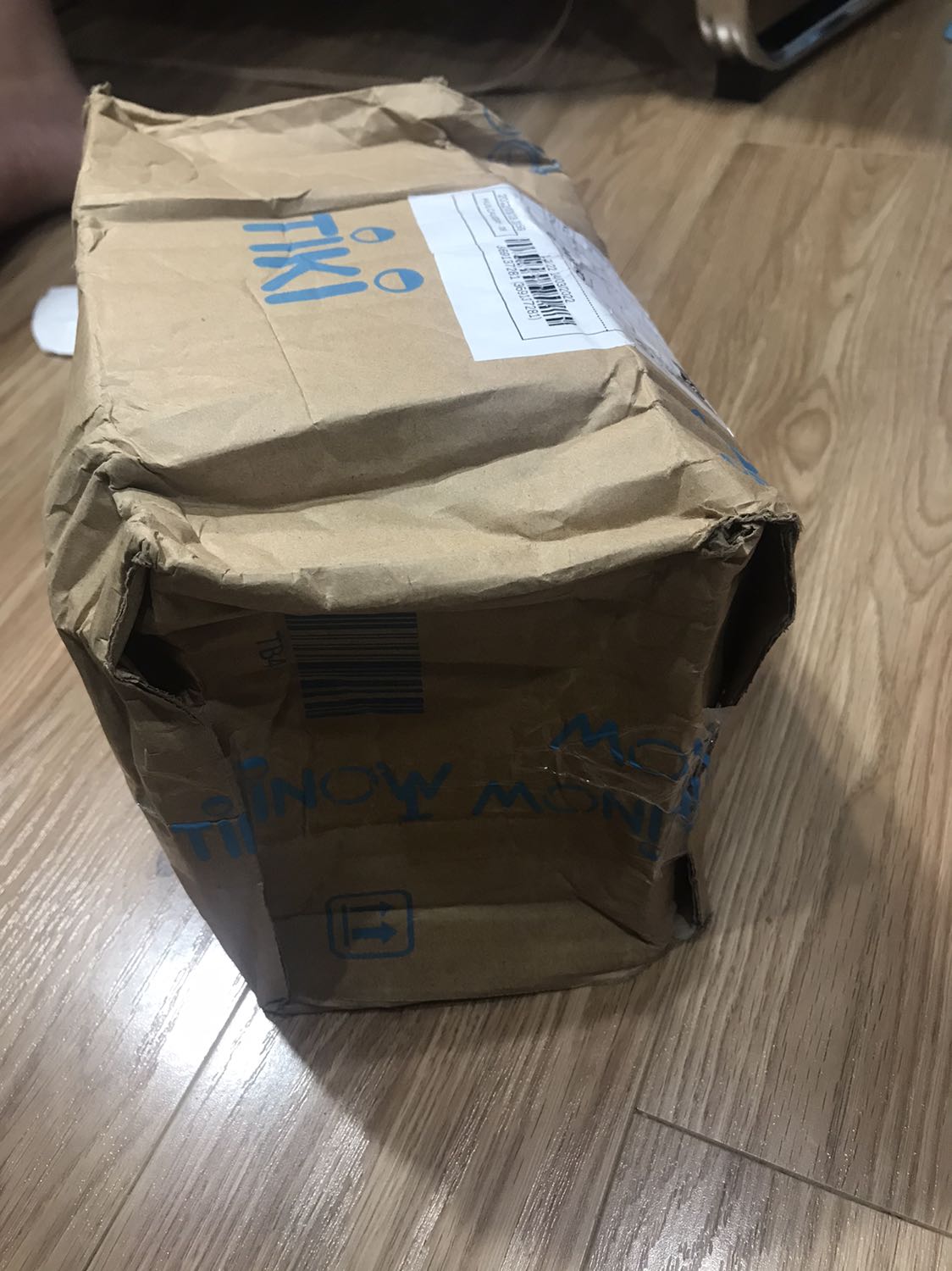 Sách may vẫn ok Nguyên hộp , nguyên niong , bên trong không bọc chống sốc hay lót giấy gì đó . Khi nhận hàng thấy hộp nát be bét méo móp bốn phía mình đã rất sợ bị dập nát rồi nhưng chắc mình vẫn còn may mắn , bên trong ko bị ảnh hưởng. Tiki hay nhà sách nên xem lại vấn đề lót lớp bảo vệ bên trong nữa thì dịch vụ sẽ rất tuyệt