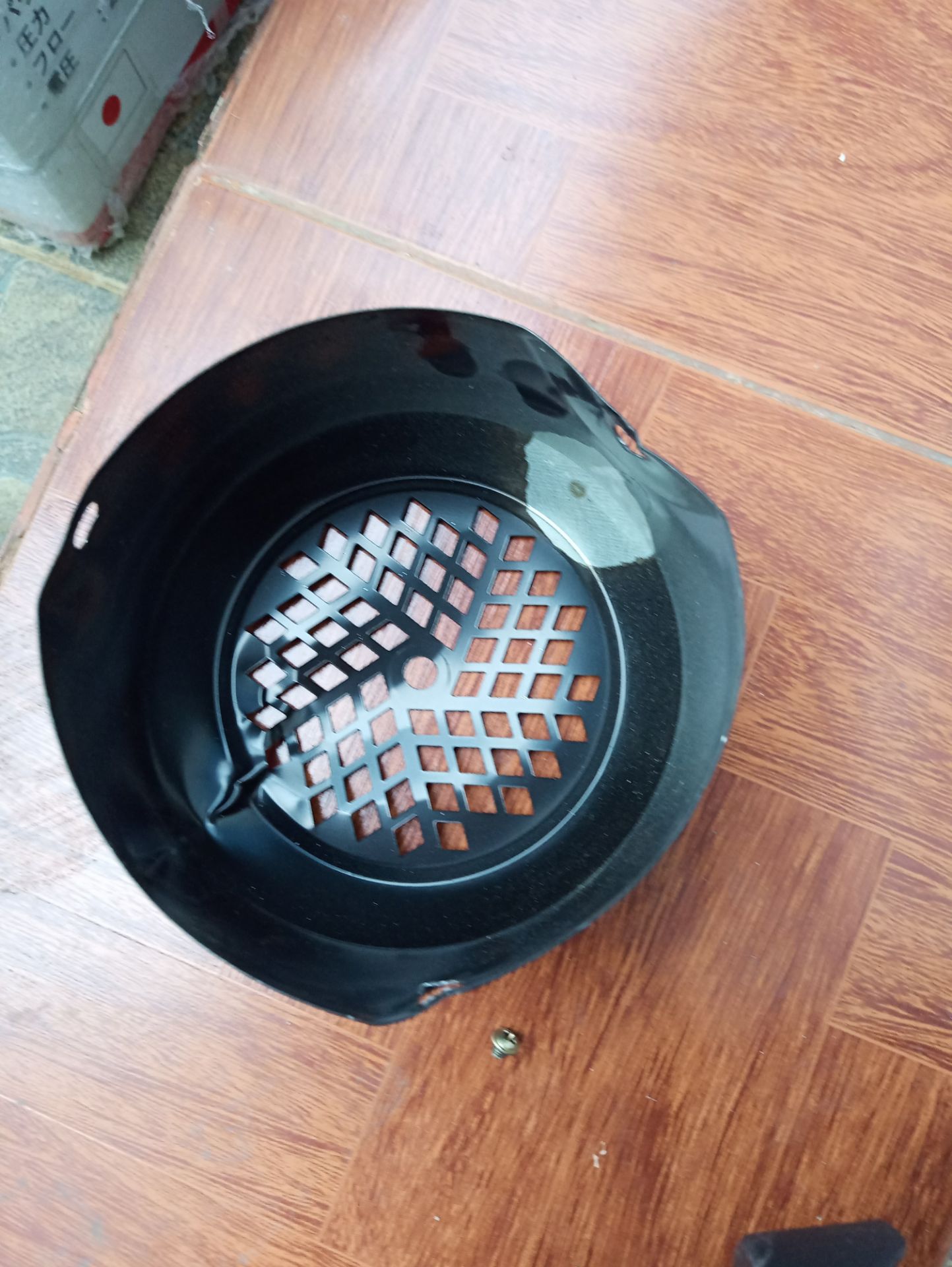 Phụ kiện đầy đủ, đóng thùng xốp mà vẫn bị móp 1 góc chỗ nắp bảo vệ quạt gió. Mình mà không để ý cắm điện vào quay là gãy hết cánh quạt rồi. Mình phải tháo ra gò lại, nhìn hơi xấu. Máy hoạt động tốt, độ ồn ổn, lực xịt mạnh. Độ bền thì xài 1 thời gian mới biết.