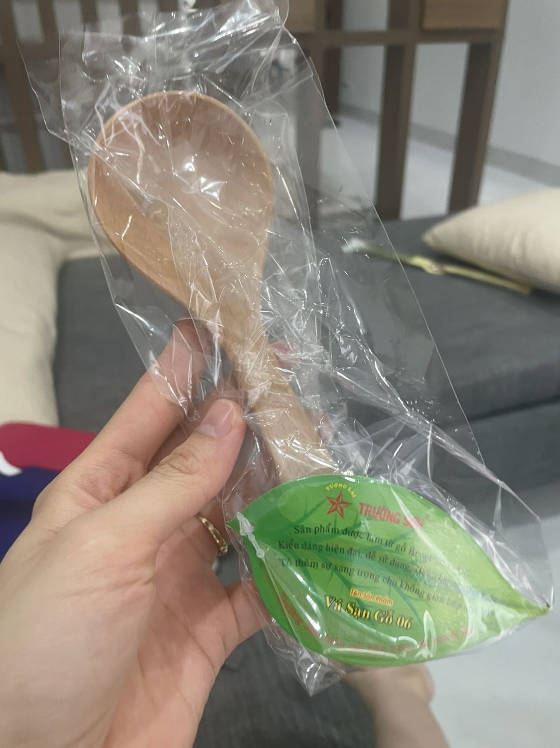 Mình đặt mua sạn nhưng shop lại ship cái muôi nhỏ xíu này. Đề nghị tiki hoàn tiền