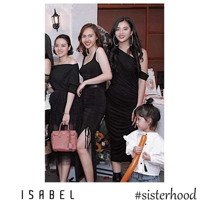 Sách nhàu bìa trầy xước , bẩn bụi, cũ nát cứ như quăng quật cả thế kỷ rồi đem bán cho khách hàng!