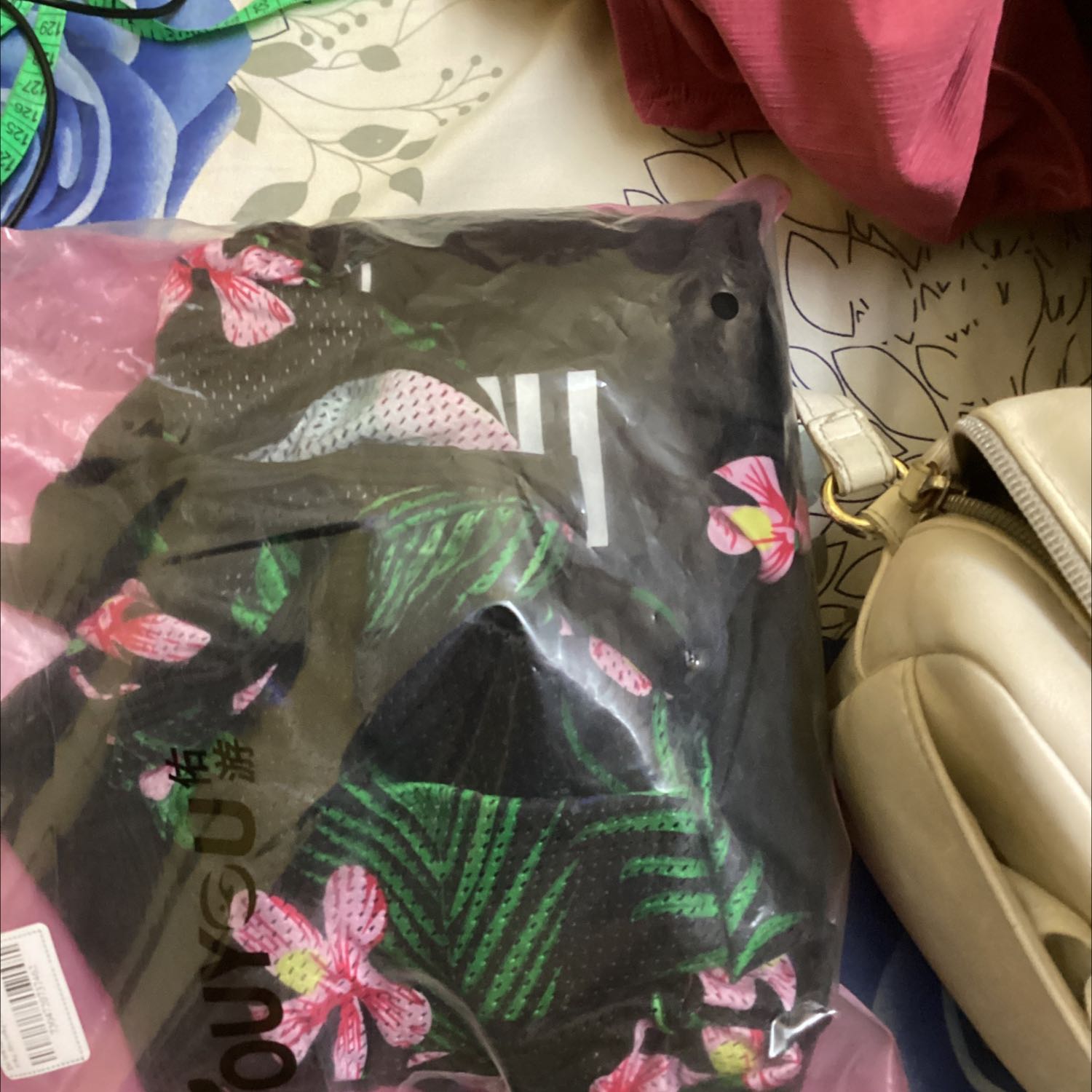 Áo đẹp, vải tốt nhưng mua ko mặc được,. Size ko giống các shop khác trên thị trường nên rất chật tay, nách, kéo ko lên được! Ước gì được đổi size