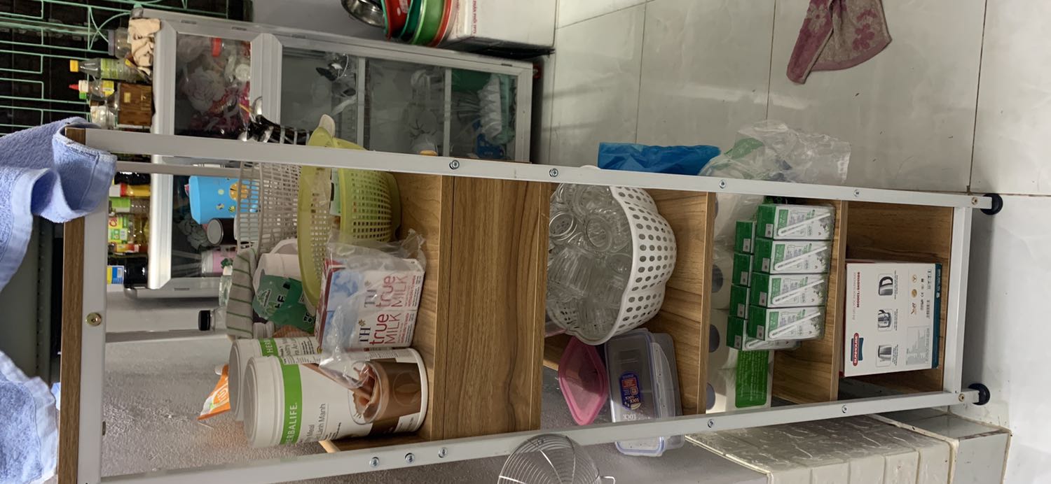 Bếp nhà mình nhỏ nên ko chụp tổng thể đc . Kệ dễ lắp ráp để được nhiều đồ . Nên mua