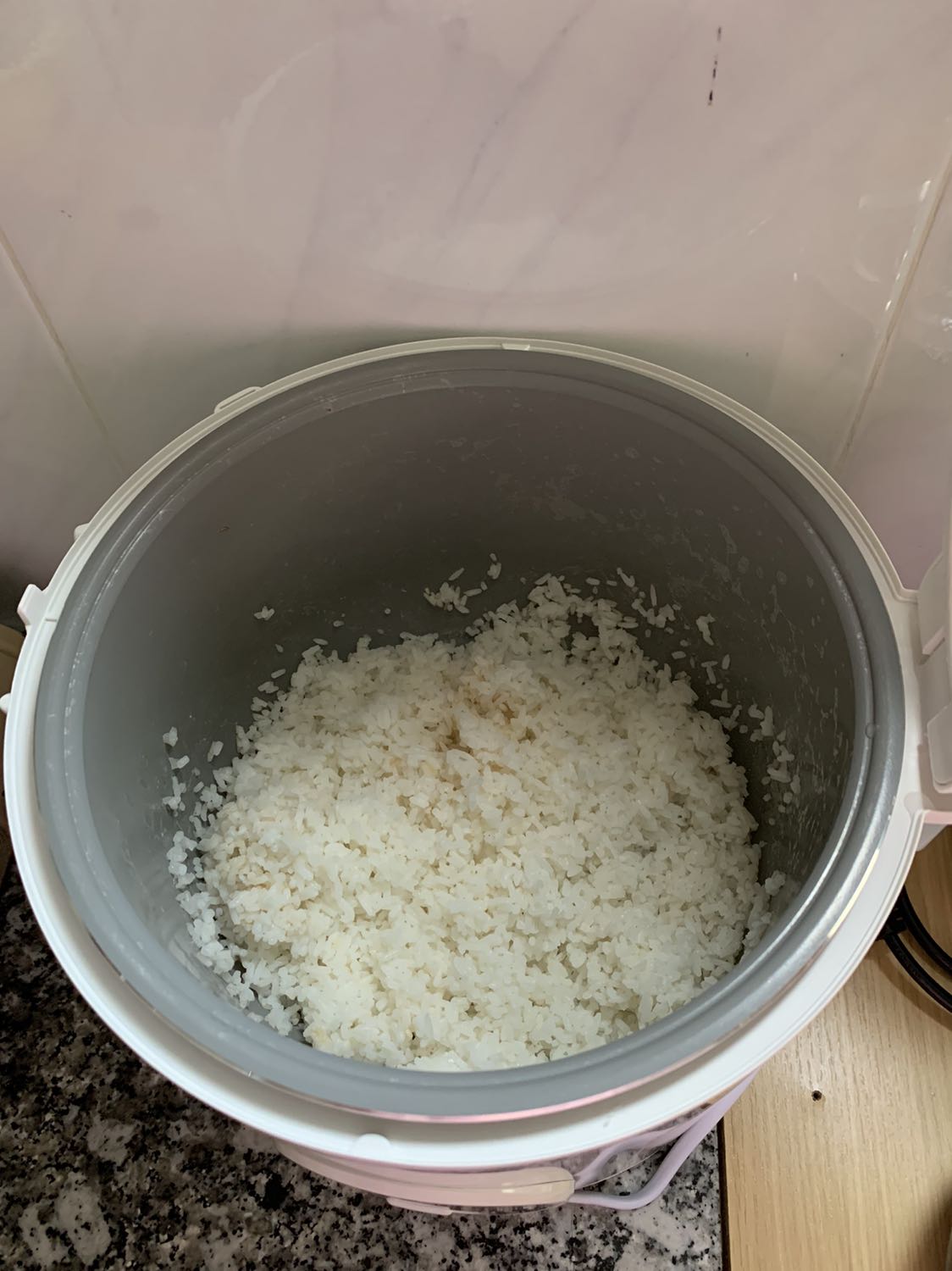 Tiki đóng gói cẩn thận, nồi cơm mới, đẹp, đầy đủ phụ kiện, nấu nhanh chín và cơm ngon. Nồi chống dính nhưng sao mình nấu thì thấy cơm hơi bị cháy nhẹ. Mùa dịch nên tiki giao hàng chậm mặc dù mình đã đặt giao hàng trong 2h, nhưng thôi vẫn tạm chấp nhận được.