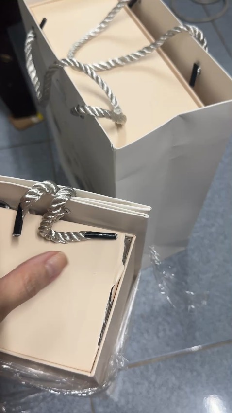 Hai set quà đều rách bung seal, bên ngoài hộp nhìn cũ, có nhiều vết hằn, cấn . 1 sét thì rách hộp, mình mua tặng khách nước ngoài, nên thấy không hài lòng.