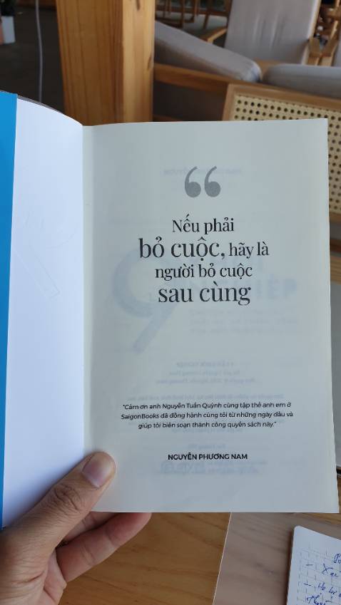 Cuốn sách kể về hành trình xây dựng sự nghiệp của tác giả, trải qua rất nhiều mô hình kinh doanh, thất bại có, thành công có, anh luôn nổ lực và cống hiến để đạt được mục đích của mình, khó khăn nhất là lĩnh vực sản xuất áo thun nhưng anh vẫn kiên trì bền bỉ đầu tư vốn, thời gian sức khỏe để dẫn dắt công ty thành công. Những chia sẻ kinh nghiệm của anh rất quý giá cho các bạn trẻ. Cảm ơn anh