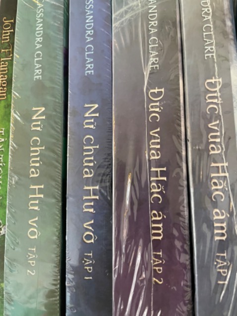 Vận chuyển và đóng gói cẩn thận, không móp sách. Bìa minh hoạ rất đẹp, bắt mắt. Chất giấy đẹp.