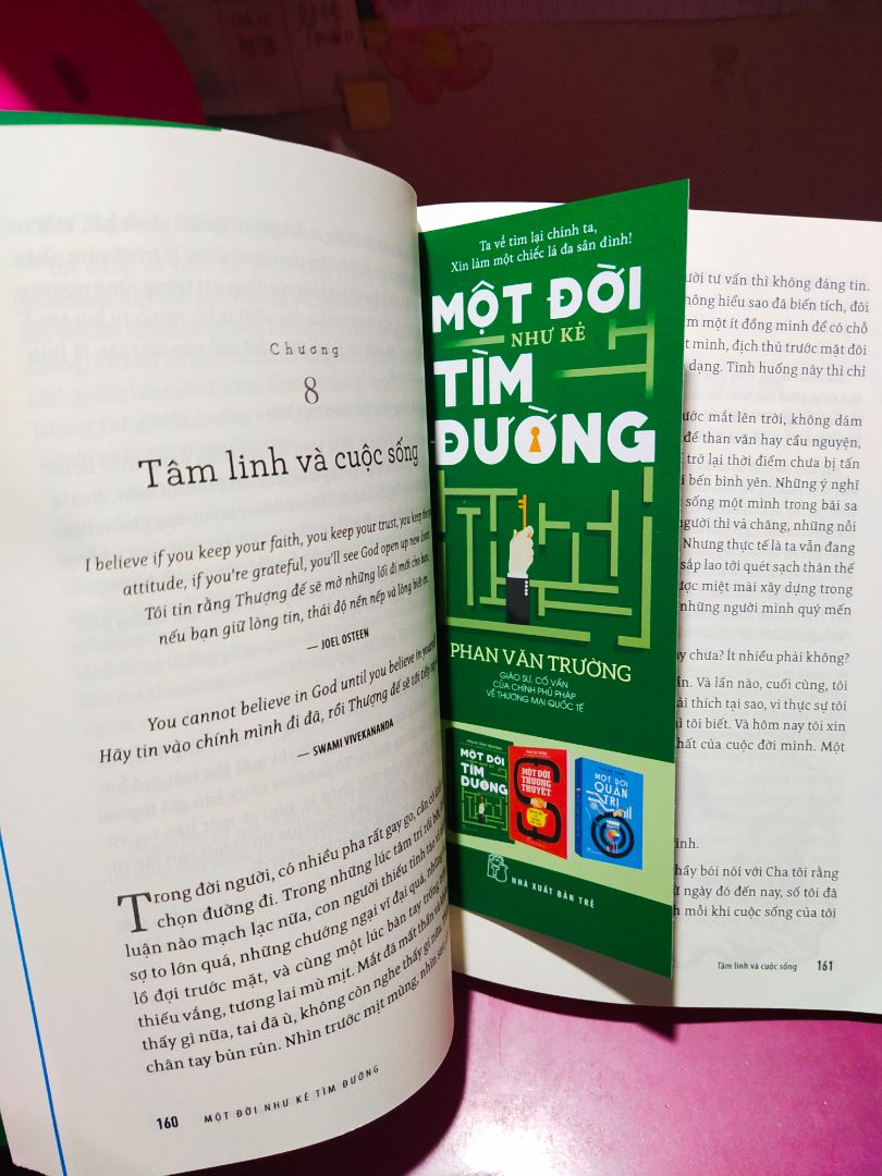 Nhỏ bạn review sách nói "m phải đọc cho bằng dc" nên thành ra mình mua giúp nó về làm kỉ niệm luôn :)). 

Sách vẫn được Fahasa đóng gói kĩ càng, chất lượng. Vì tình hình dịch nên k thể giao nhanh như trước nên mình cũng thông cảm xíu ?.

Sách là cả tâm huyết của Bác Trường muốn gửi đến thế hệ trẻ VN ? và còn nhiều hơn thế nữa... Cảm ơn Bác cùng toàn bộ Ekip đã làm nên quyển sách đáng quý này! 

Cảm ơn Fahasa đã luôn đồng hành cùng mình trên những trang sách tinh hoa ?. Luôn ủng hộ Fahasa nhé ? Thank u ?