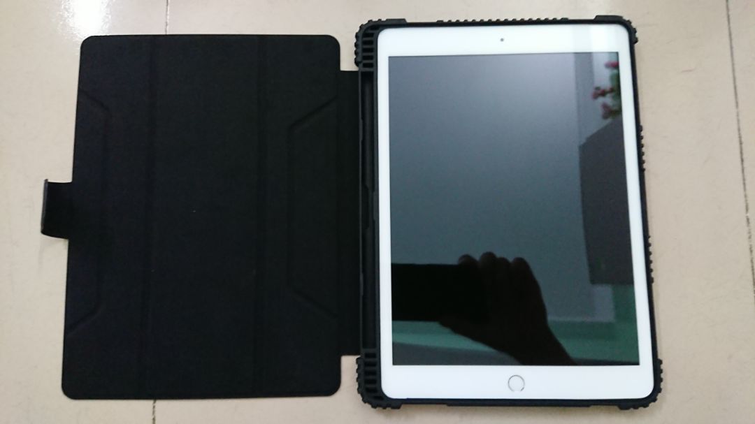 Mình nhận hàng trước ngày Tiki dự kiến 1 ngày. Bao Nillkin chống shock nhưng dc gói trong túi nổ chống shock rất đàng hoàng ^^. Bao rất vừa vặn với Ipad 10.2 inches Gen07 mình vừa mua. Chấm 4 sao vì vỏ hộp khá cũ rồi.