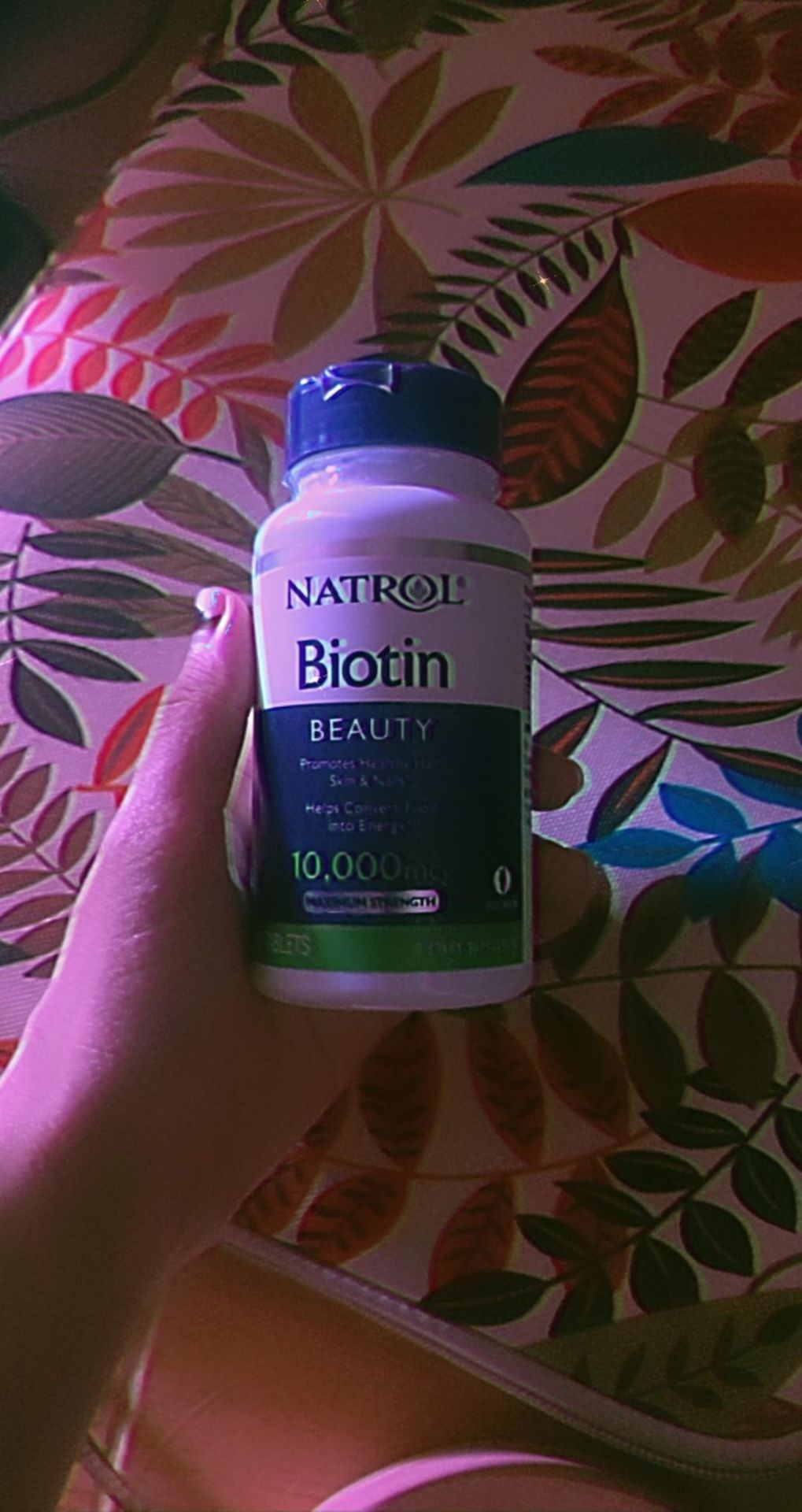 Lúc mở đơn hàng thấy lọ này xong hoang mang vl, vì không có tem chống hangf giả, tìm hoài không thấy nsx gì hết chơn, hạn sử dụng thì hình như là 18 tháng sau khi sản xuất. Mình bấm bụng dùng thử thì thấy thuốc hơi mạnh, uống xong kiểu hơi nhợn nhợn, khó chịu, nhưng chỉ mới hai ngày, tóc bớt rụng thật. Sẽ dùng hết lọ xem sao.