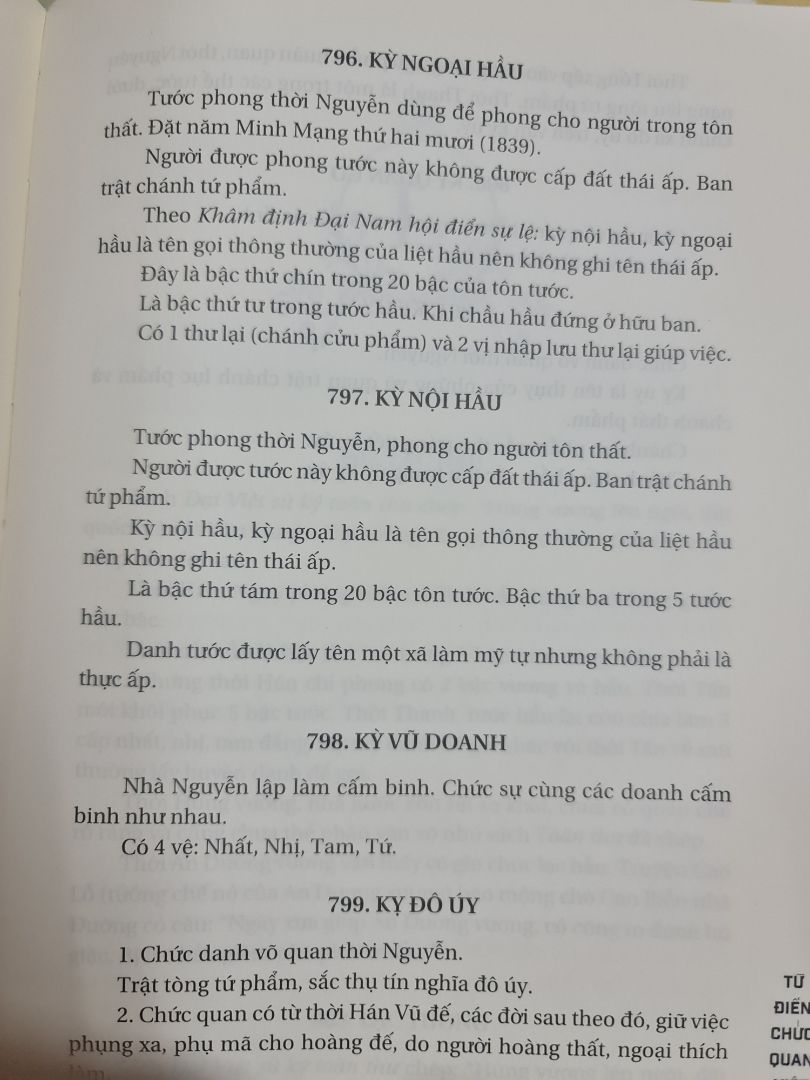 Tuyệt vời. Nghe danh Kỳ Ngoại Hầu Cường Để từ xưa, nay đọc sách này mới biết Kỳ Ngoại Hầu chỉ là bậc thứ 9 trong 20 bậc của tôn tước nhà Nguyễn và dưới Kỳ Nội Hầu 1 bậc ?