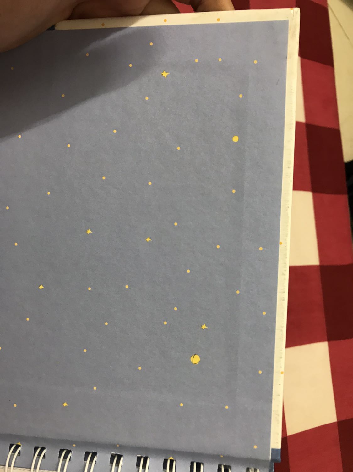 Thật ra thì sách dơ nhiều chỗ. Phong bì trong sách thì bị gấp nếp chèn ép. Nhưng mình vuốt thẳng lại rồi. Nói chung ngoài dơ ra thì sách đáng yêu. Phù hợp với nhà nào có bé trai và muốn lưu những kỷ niệm của em cùng gia đình. 
Cuối trang có thiệp cảm ơn và sticker dán lên phong bì thiệp cảm ơn.