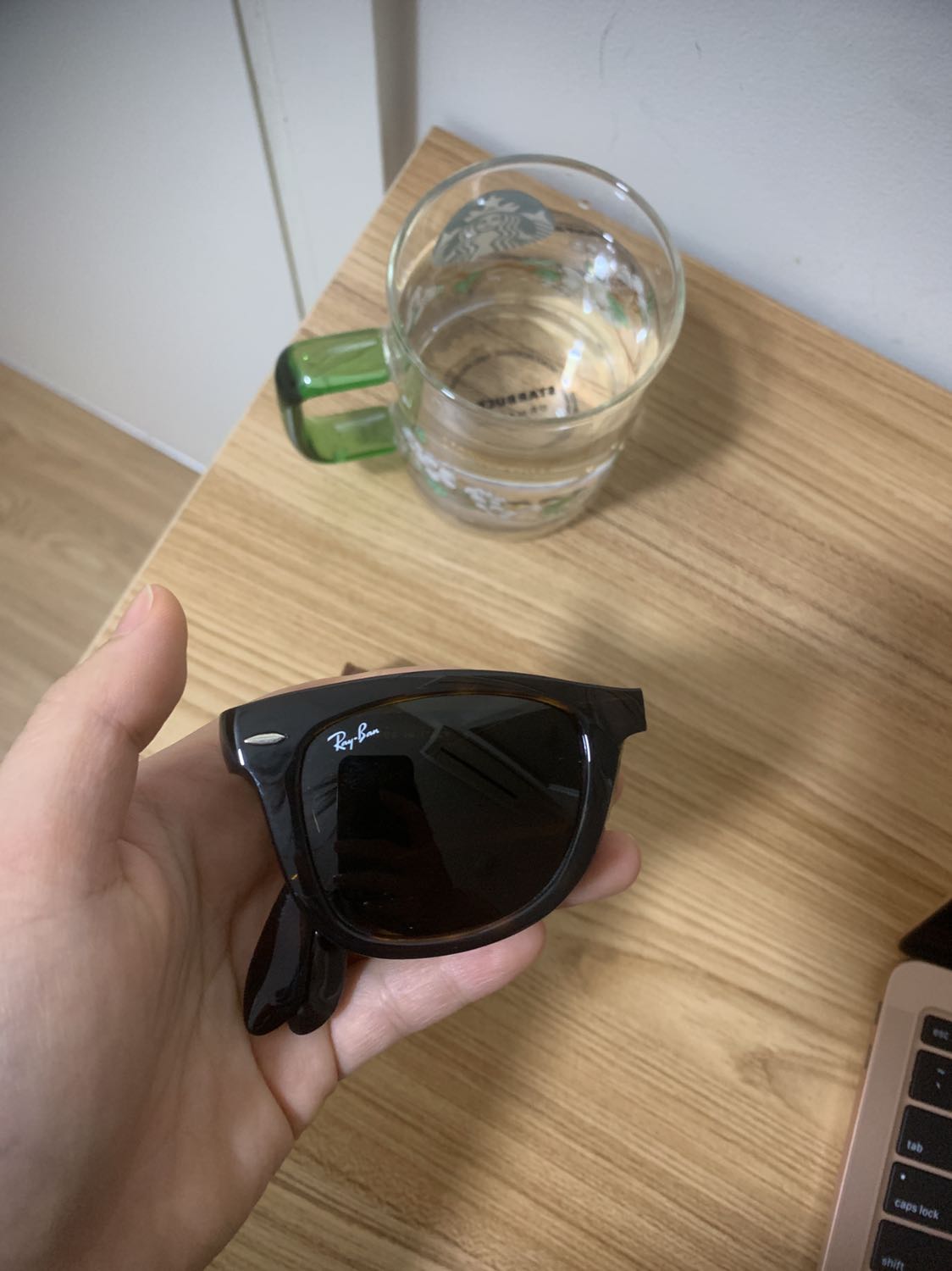 Lần đầu tiên trong đời mình được sở hữu một chiếc kính hàng hiệu giá ưu đãi như thế này.
Độ đẹp, xịn của kính thì khỏi phải bàn. Đắt xắt ra miếng nhé mọi ng.
Nên mua, đây cũng là chiếc kính yêu thích của The Duchess of Cambridge nha mọi người. Nên mua nên mua.