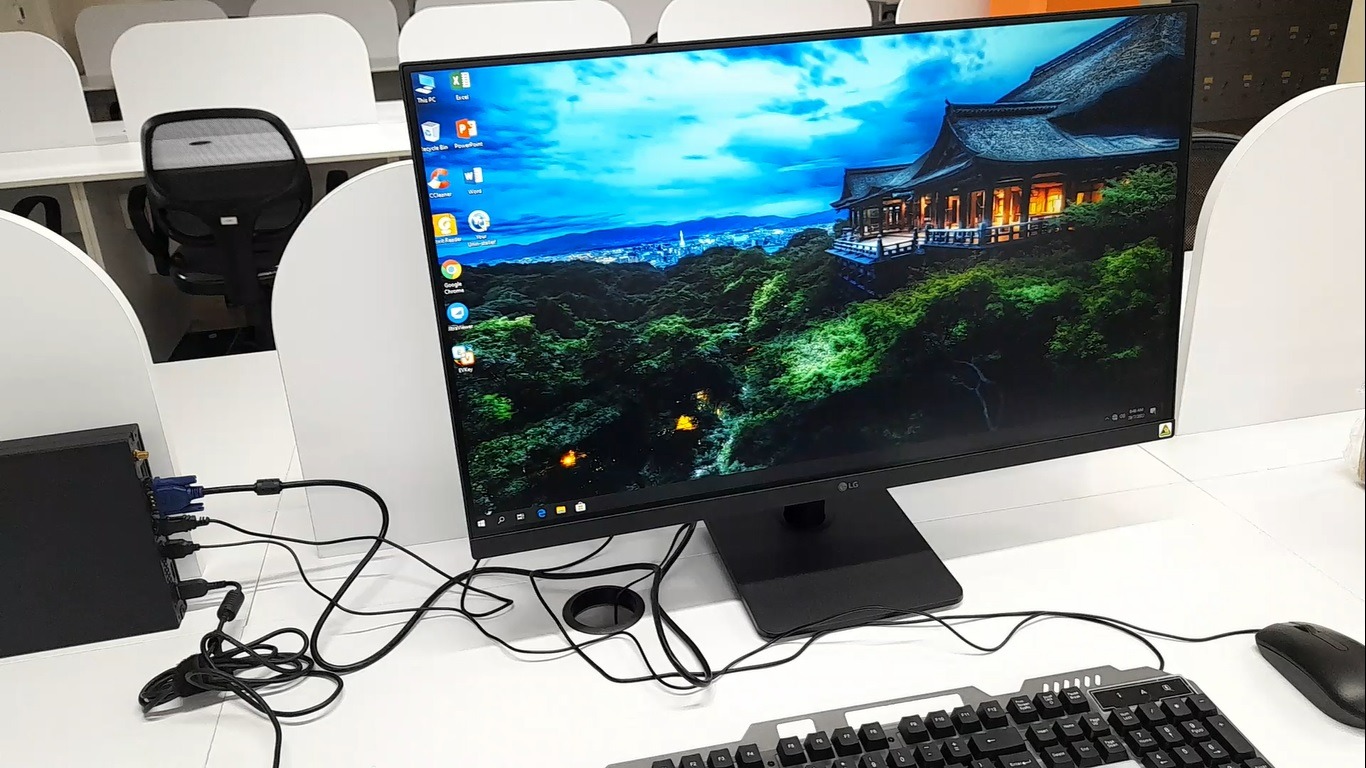 Ưu điểm lớn nhất của chiếc Lenovo thinkcare này là máy nhỏ gọn, kích thước chỉ tầm 1 gang tay, dễ dàng di chuyển vì cân nặng cực kỳ nhỏ nhẹ 1,5 kg.

Về cấu hình, máy cấu hình I 7, chạy mạnh mẽ, đặc biệt là phần Ram, máy bàn này sử dụng cấu hình Ram Laptop

Máy này phù hợp làm việc như 1 chiếc Laptop, mà là máy bàn, màn hình to đẹp, đáng dùng các bạn nhé