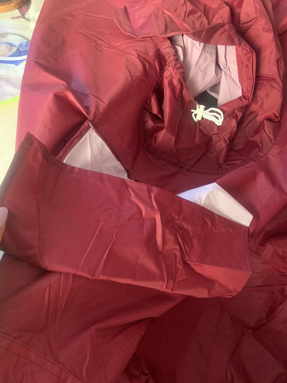 Dù mua lần 2 nhưng quá thất vọng. Hàng giao thì chậm, phải đặt lui tới mấy lần. Chất lượng thì khác xa với lần trước. Cụ thể là: chất vải mỏng hơn, đường may thưa có vài chỗ xút chỉ. Đầu áo sau k có nút để gài phần chắn nước và gài kính che mặt. Đề nghị shop và tiki liên hệ cho trả hoặc đổi hàng