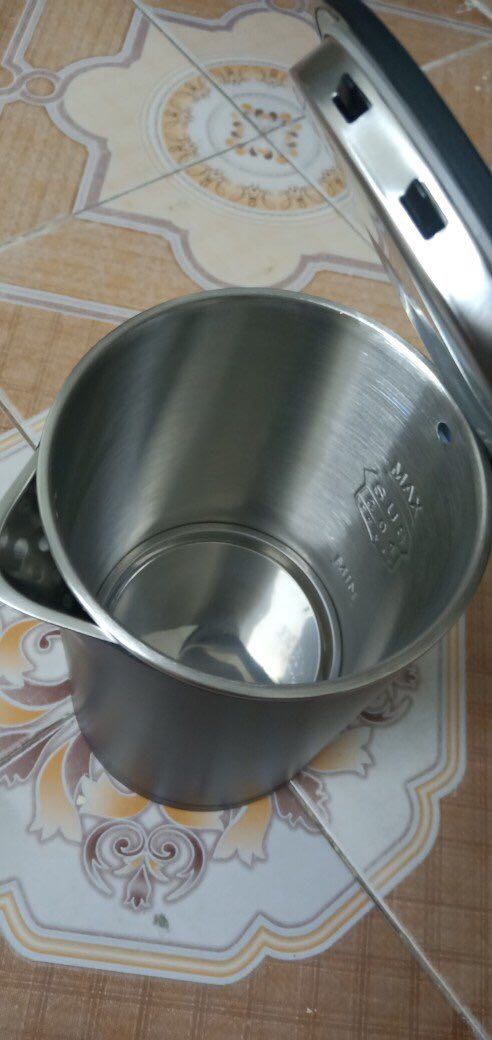 Sau 1 thời gian sử dụng thấy ấm đun nước tốt, nhanh, bền, đẹp. Hội tụ đủ combo ko có điểm chê, rất thích thiết kế phần miệng rót nước ra. Khi rót không hề bị bốc hơi ngược gây nóng tay, thành ấm chống bỏng cao, nước nhiệt độ sôi 100 độ nhưng sờ vào thành thì không thấy nóng. Tuyệt đối an toàn cho người sử dụng, xứng đáng với giá tiền bỏ ra 👍👍