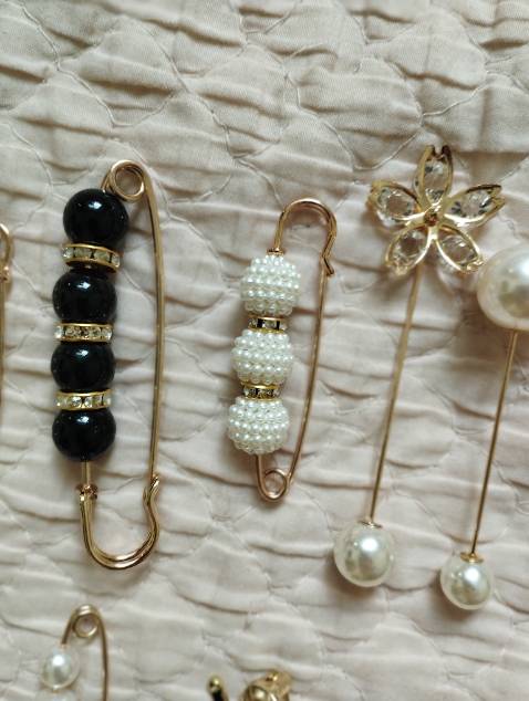 Set đc tận 13 cái với nhiều kích cỡ và kiểu dáng khác nhau cài quần áo đều ok hết nhé! Có em này rất tiện lợi mùa đông hay hè đều dùng tới nè. Shop đóng gói hàng cẩn thận, giao hàng khá là nhanh. Lần sau sẽ ủng hộ tiếp nhé! Tặng shop 5 sao