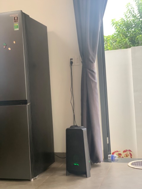 Mua gì thì mua, nhưng thiết bị điện tử mình vẫn sẽ chọn tiki. Tuy đã đọc 1 bạn đánh giá 1 sao, nhưng ko phải do chất lượng loa, nên mình vẫn chọn mua. Chỉ có đều nhắn tin shop thì đợi đến khi nhận loa vẫn ko ai trả lời, hơi buồn tí. 
Về loa mình mua để xem phim kết nối máy chiếu và chủ yếu nghe nhạc để chạy máy chạy bộ là chính. Khi mở loa hết cỡ thì loa nghe lớn ko rè. Nhà mình rộng gần 200m2 nhưng nghe vẫn đã tai lắm. 
Loa mới chuẩn chỉnh nguyên seal nhé ace. Nên đầu tư 1 cái để dành nghe nhạc, xem phim thì còn gì bằng. 
Chú ý: phải cắm dây điện trong suốt quá trình sử dụng và loa chỉ để mục đích nghe nhạc ko để karaoke.