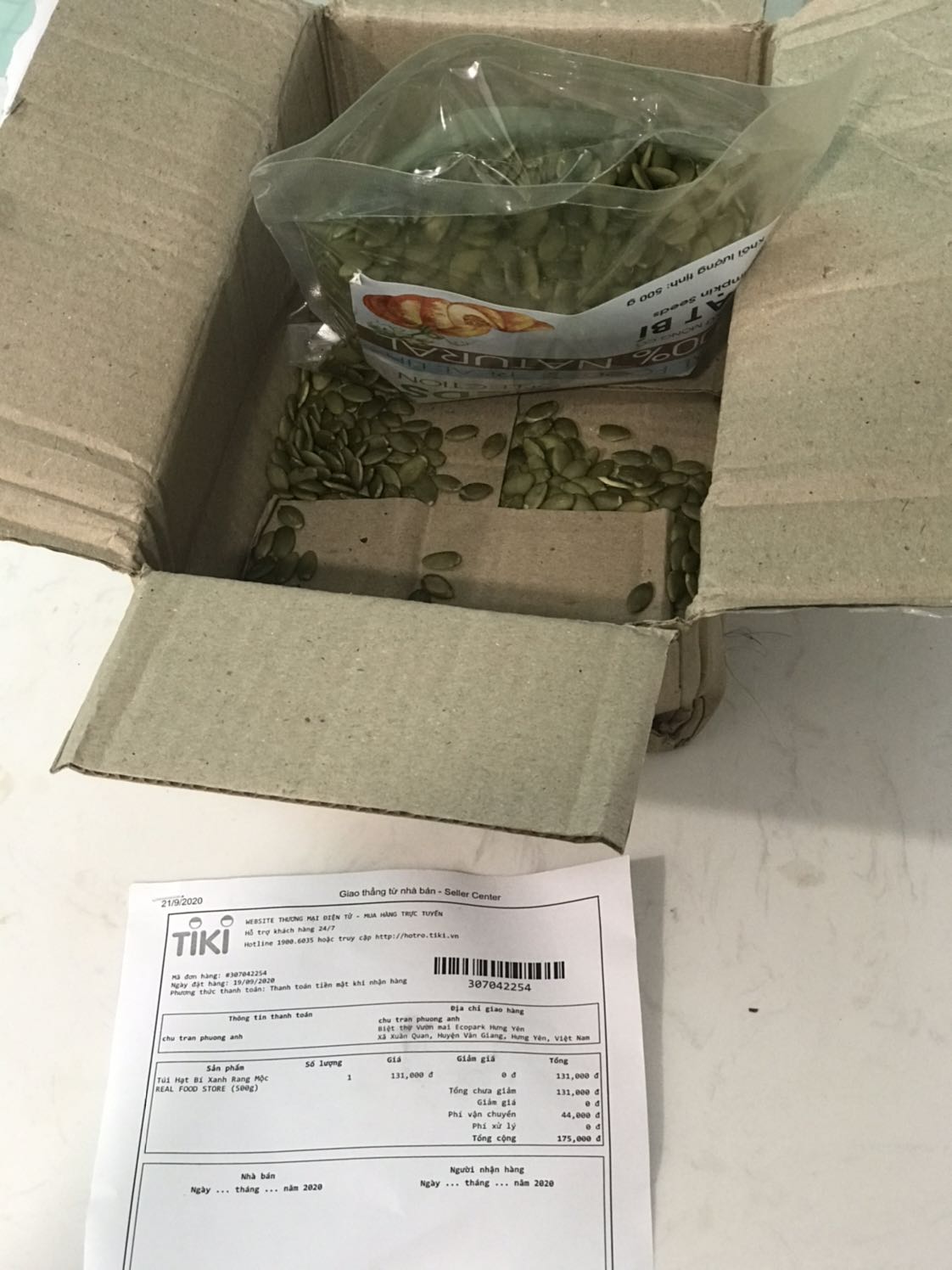 đóng gói giao hàng rất ẩu, gói đựng hạt bị bung bét ra rơi *** đầy trong hộp. hậu quả là hạt bí mềm nhũn ko còn giòn. mình đánh giá này la 2* là còn châm chước. quá thất vọng với đơn hàng này của Tiki. mình muốn trả lại hàng nhg đã lơ khui cả bao ra.
