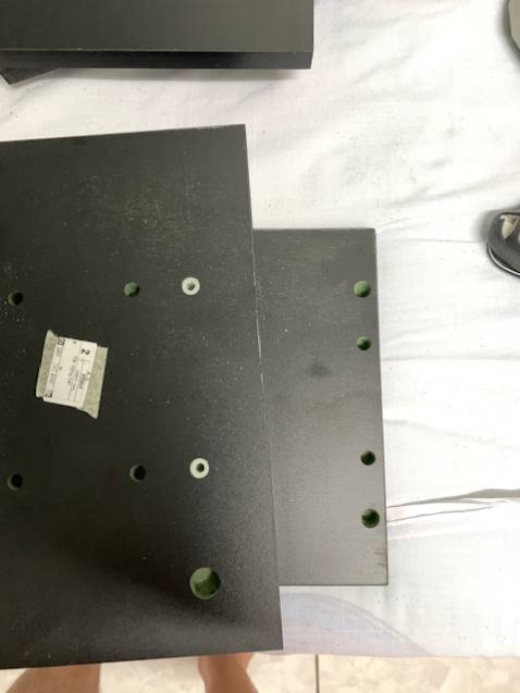 Shop thiếu các chốt nhựa trên miếng gỗ.
Phải tự mua thêm tắc kê nhựa, cắt ra, gắn vào, mới lắp ráp được.
Hướng dẫn sử dụng: không ghi cách lắp chốt như thế nào.